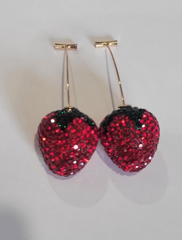 BOUCLES D'OREILLES LONGUE TIGE FRAISE STRASS ! NEUVE - photo numéro 4
