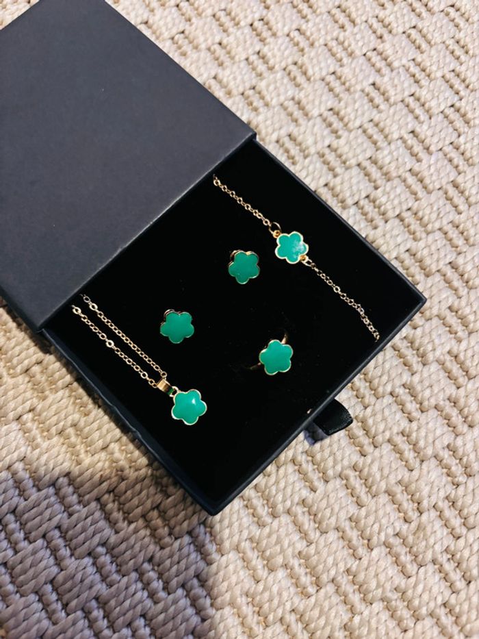 Coffret cadeau femme bijoux tendance parure fleur verte doré - photo numéro 2