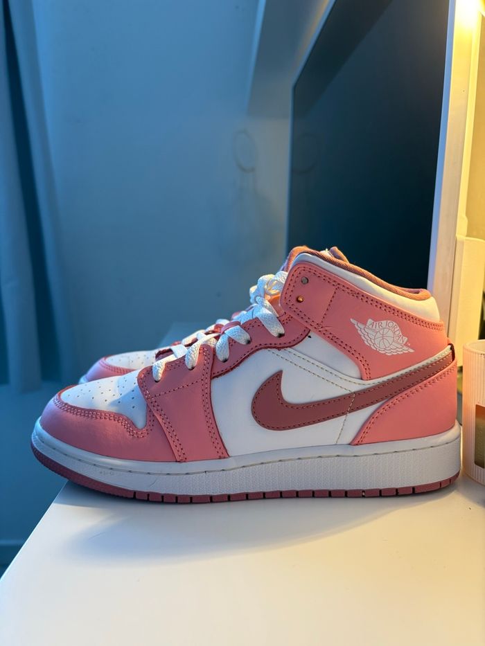 Jordan 1 mid taille 38 - photo numéro 3