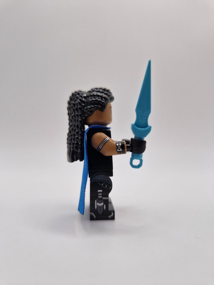 Figurine type lego Valkyrie Marvel - photo numéro 2