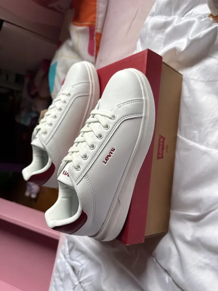 Très belles baskets Levi’s neuves avec étiquette pointure 36 - photo numéro 4