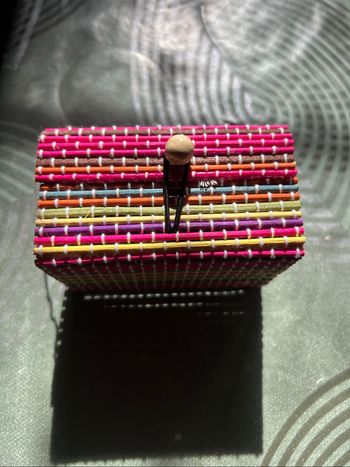 Petite boîte en bois multicolore