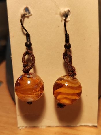 Ancienne paire de boucles d'oreilles on verre