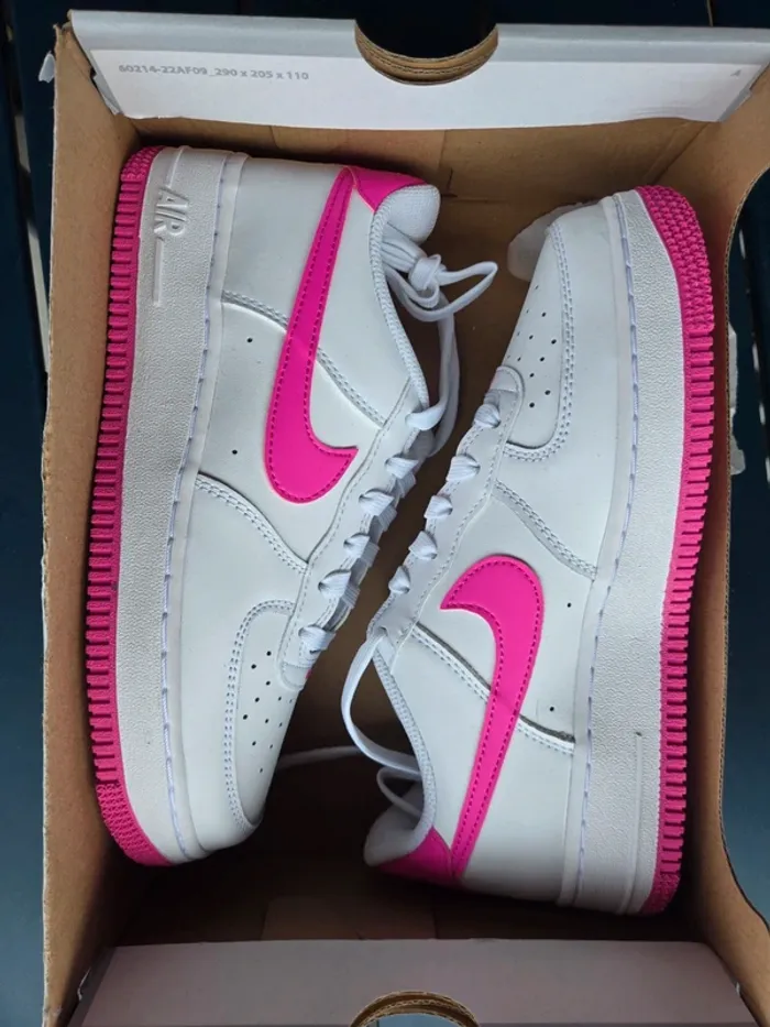 Nike air force 1 taille 38,5 neuves blanc rose fuchsia