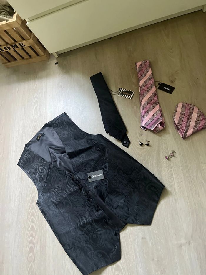 Gilet de costume / 2 cravates / 2 paires de boutons de manchette & 1 mouchoir homme