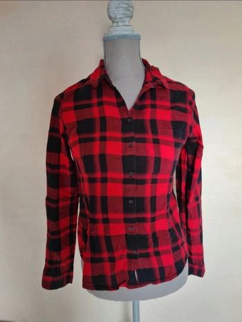 Chemise à carreaux noire et rouge