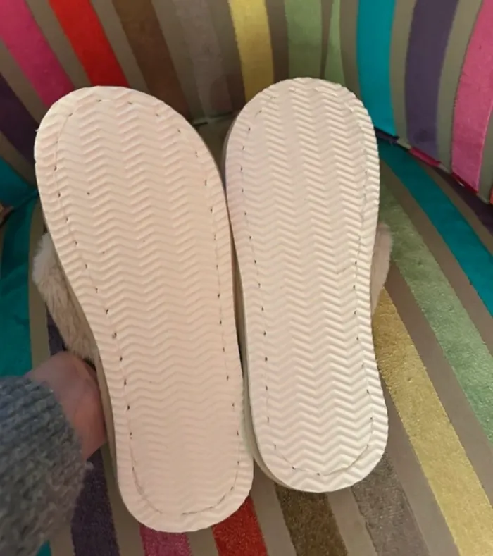 Chaussons beige neuf tout doux 36/37 - photo numéro 4