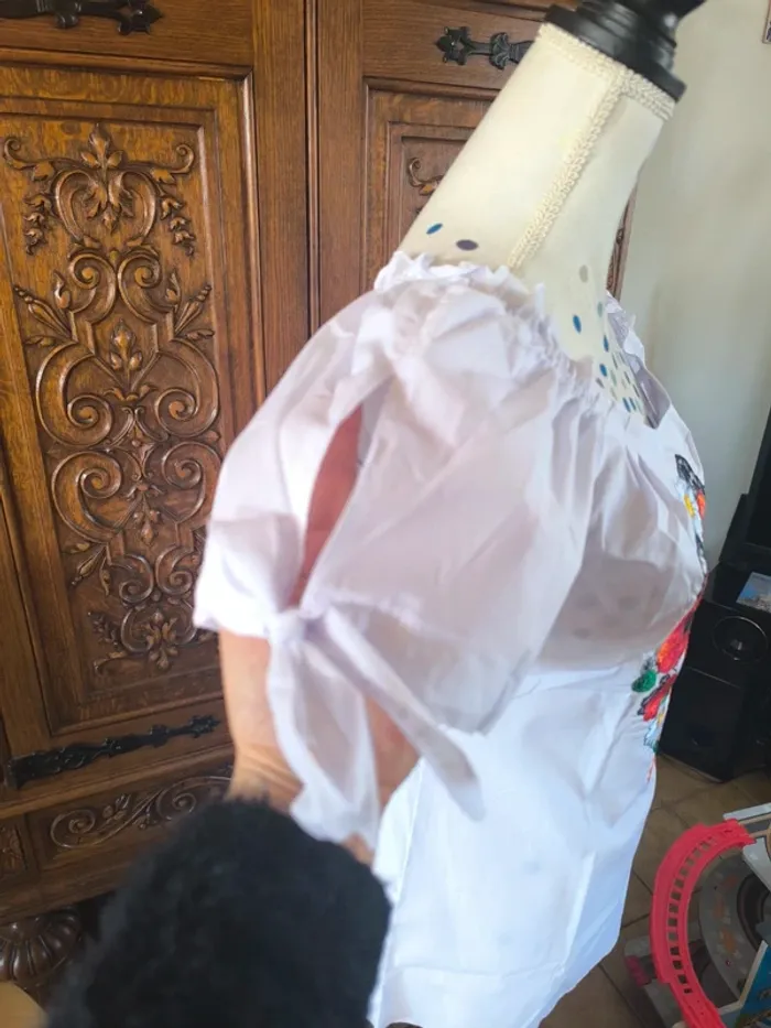 Magnifique blouse avec broderies fleurs - photo numéro 3