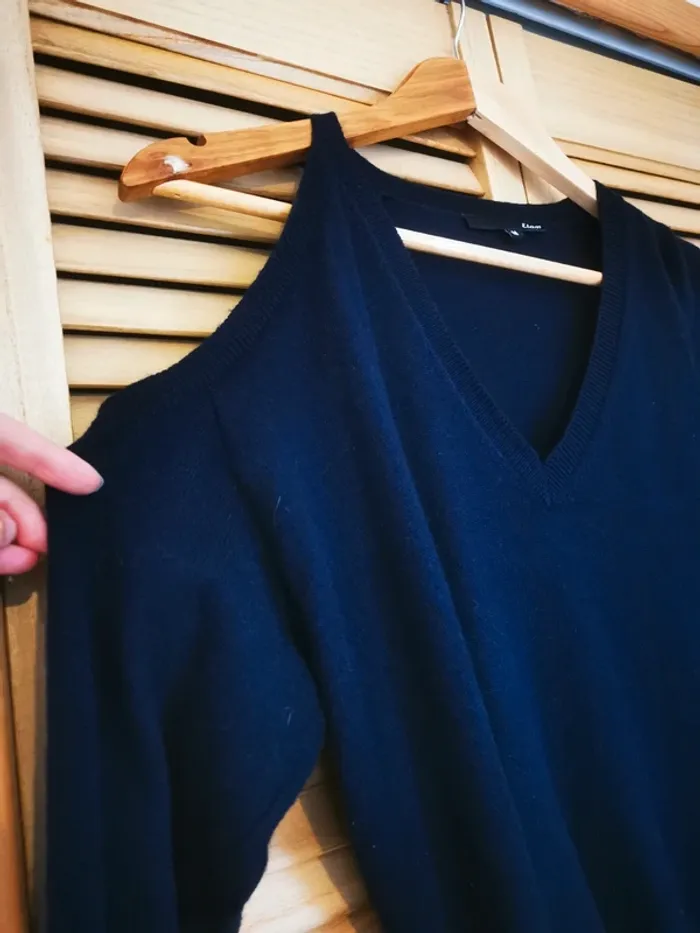 Pull fin bleu marine épaule dénudée - photo numéro 3