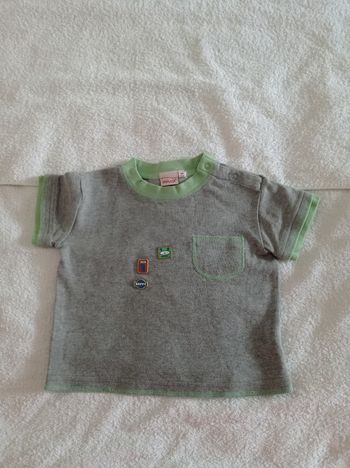 Polo manche courte avec deux boutons à pression sur l'épaule taille 24 mois marque influent avec une poche sur le devant et des petits motifs voir photos couleur gris et vert clair pur coton