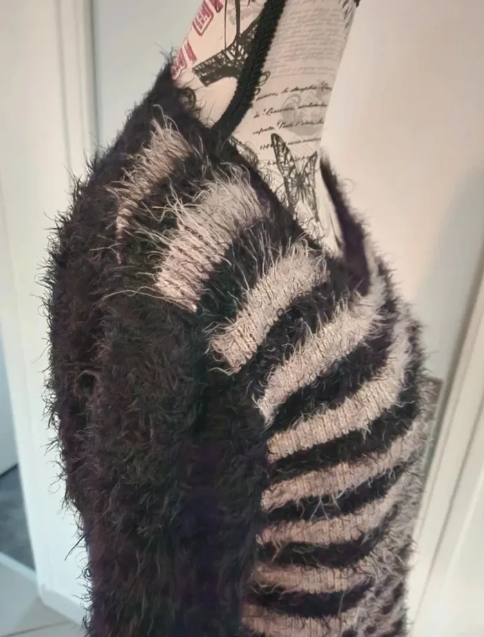 Superbe Pull tout doux à poils Gris et Noir de taille 42 - photo numéro 4