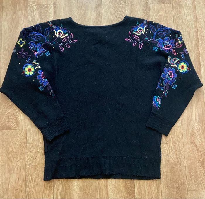 Pull noir à fleurs brodées S/M - photo numéro 2