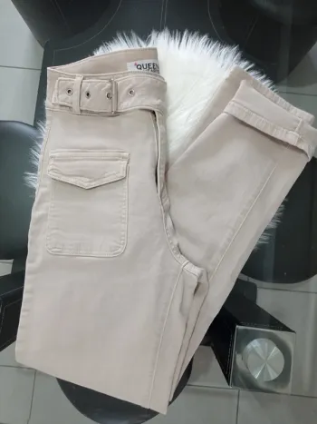 Magnifique pantalon jean's beige avec ceinture intégrée T.XS Queen Hearts