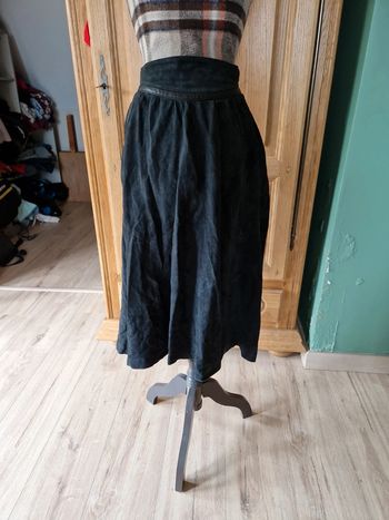 Superbe jupe midi taille 38 bleu marine cuir
