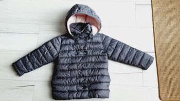Vêtement fille manteau type doudoune grise à pois roses capuche amovible Obaïbi 3 ans