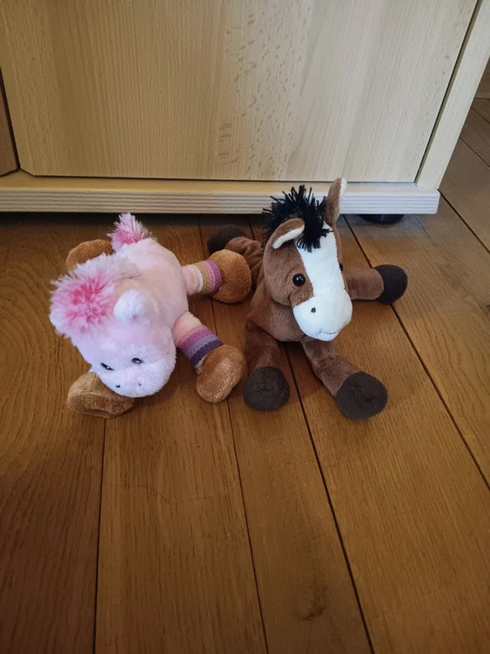 Lot de deux peluches chevaux