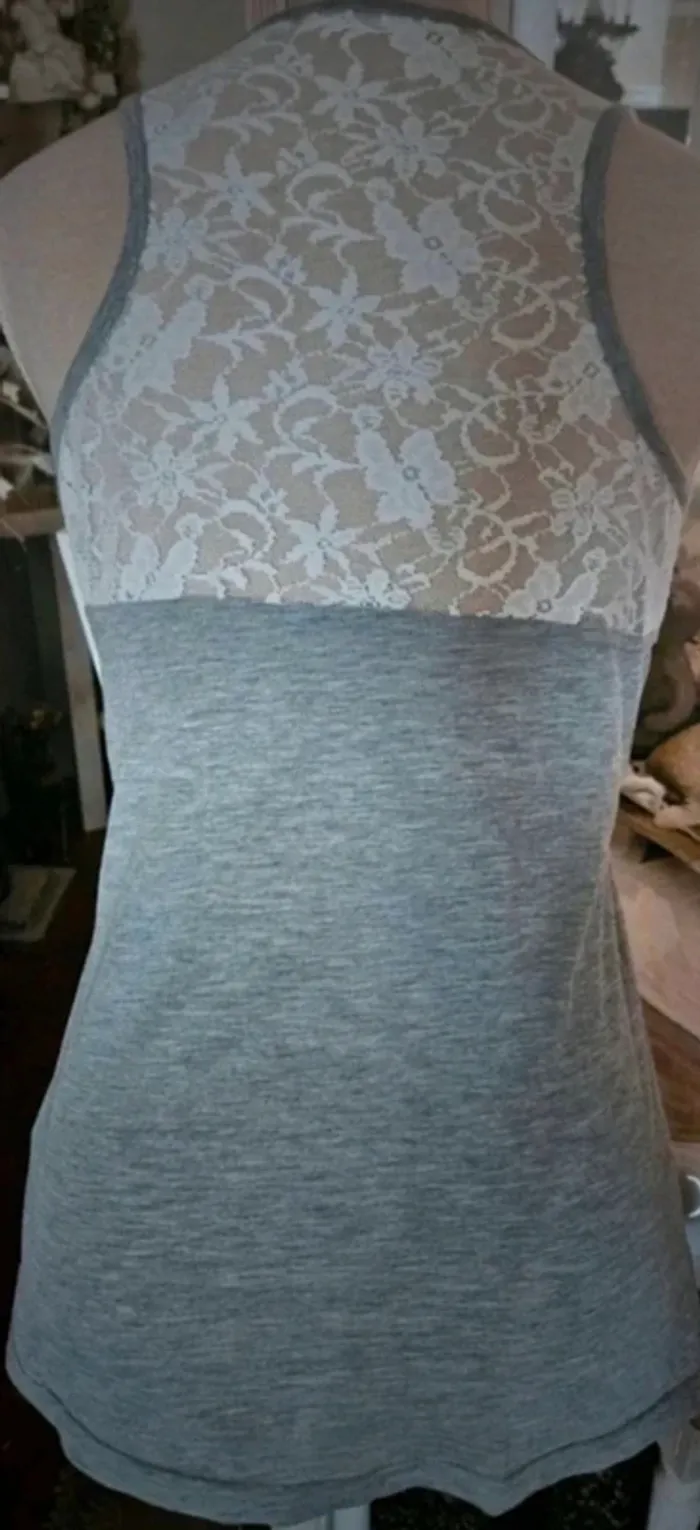 Haut gris dentelle blanche Mim Taille L Neuf - photo numéro 3