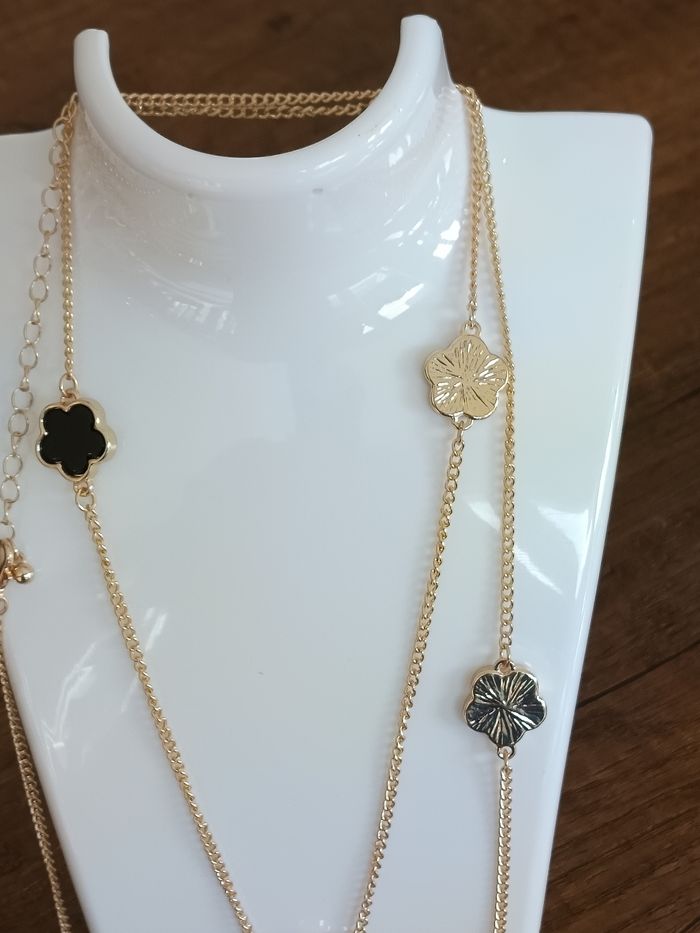 Collier long fleurs cinq pétales tendance - photo numéro 2