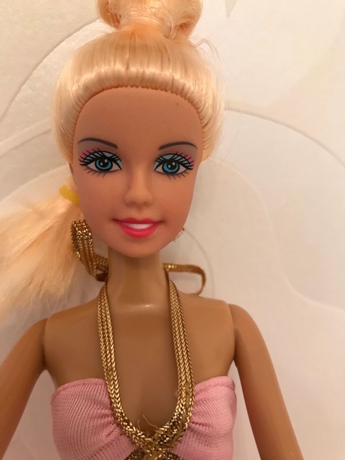 Poupée blonde robe rose pailletée - photo numéro 3