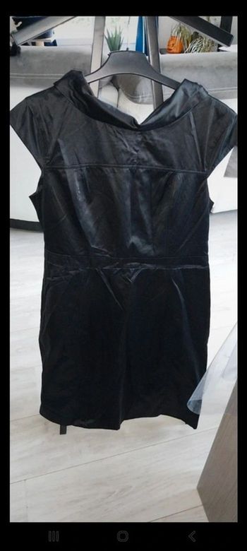 Jolie robe noire à col. Doublée. Fermeture à l arrière. Taille 44 neuve jamais portée