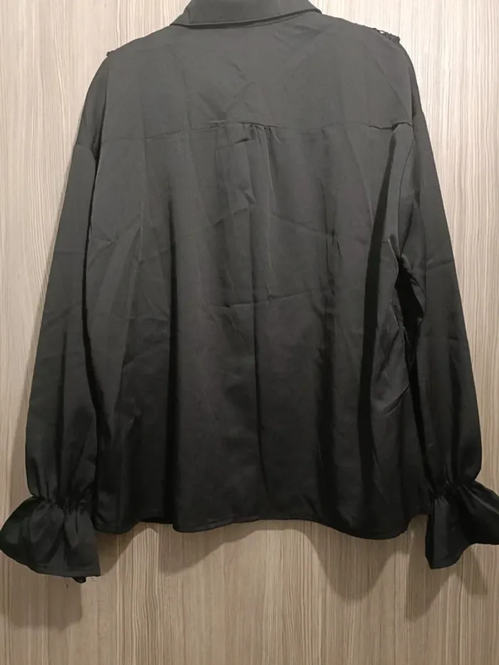 Chemise noir satiné a dentelles - photo numéro 6