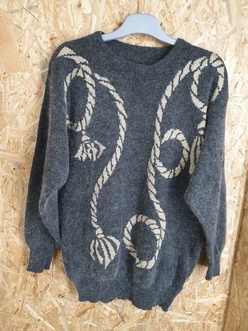 Pull en laine motifs dorés Taille M