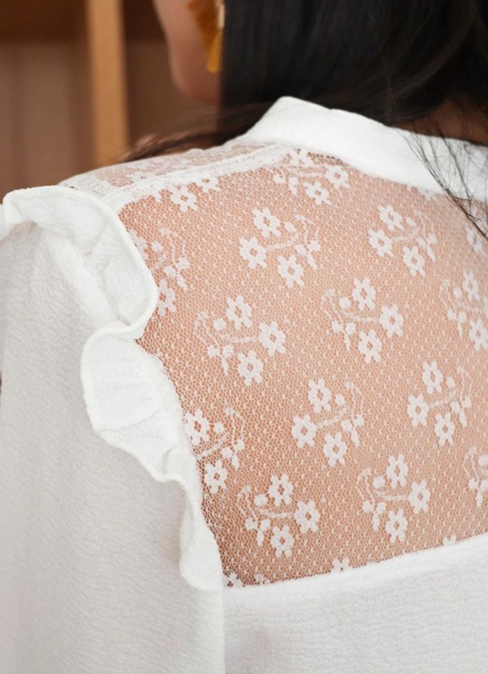 🌟 Blouse blanche avec dentelle - photo numéro 3