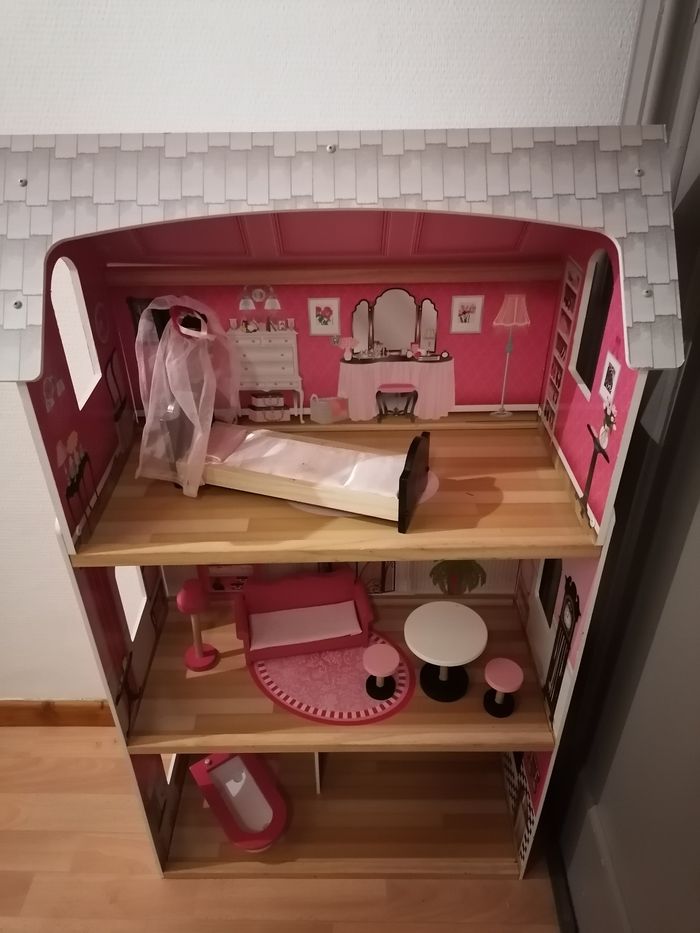 Maison de barbie + accessoires