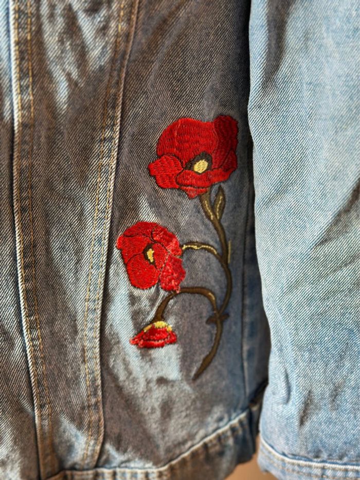 Veste en jean oversize brodée – fleurs & oiseau – taille S - photo numéro 4
