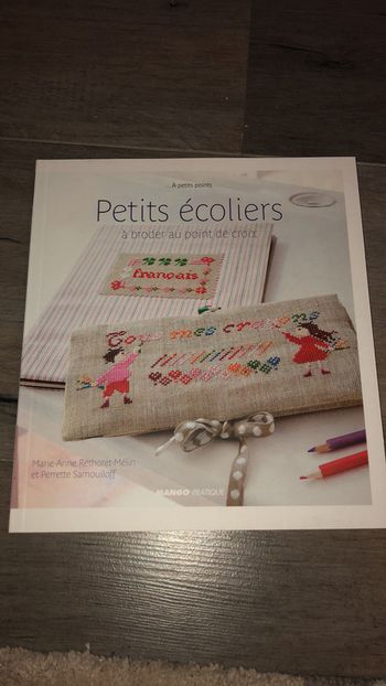 Petits écoliers à broder au point de croix
