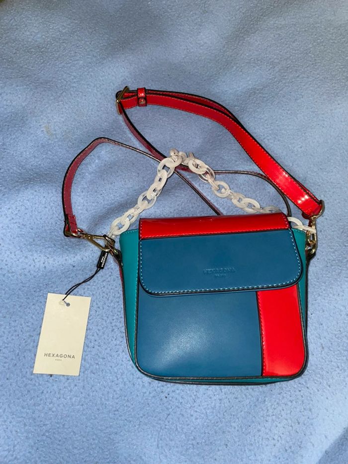 Sac à bandoulière bleu et rouge