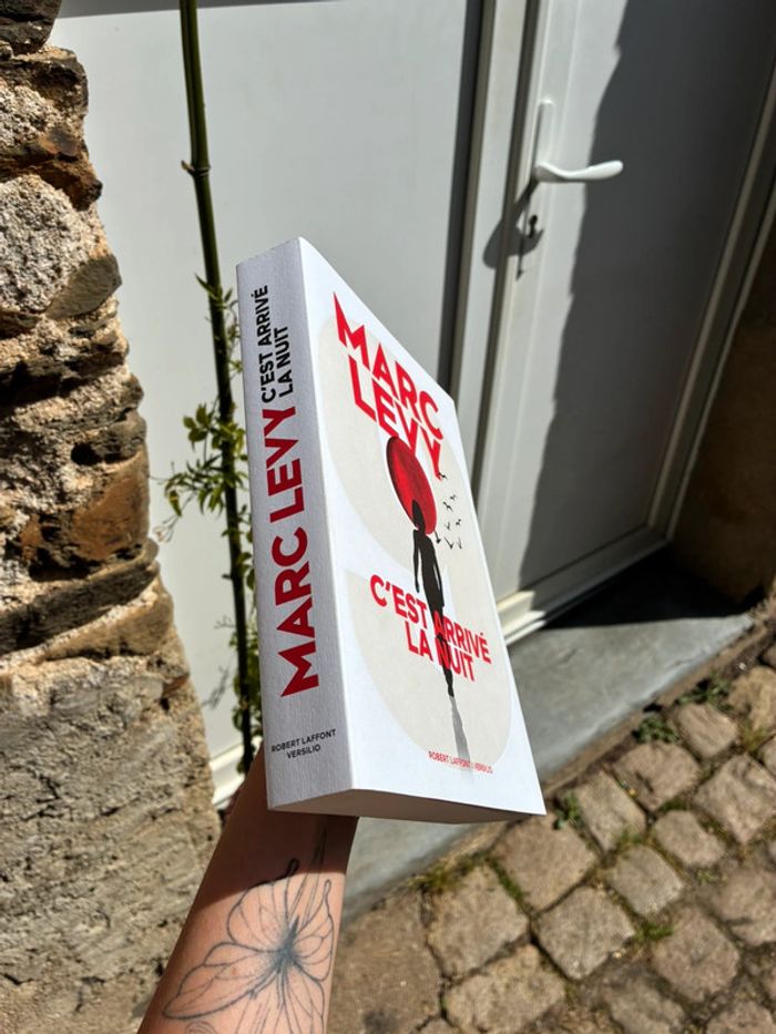 Marc Levy - C’est arrivée la nuit. - photo numéro 2
