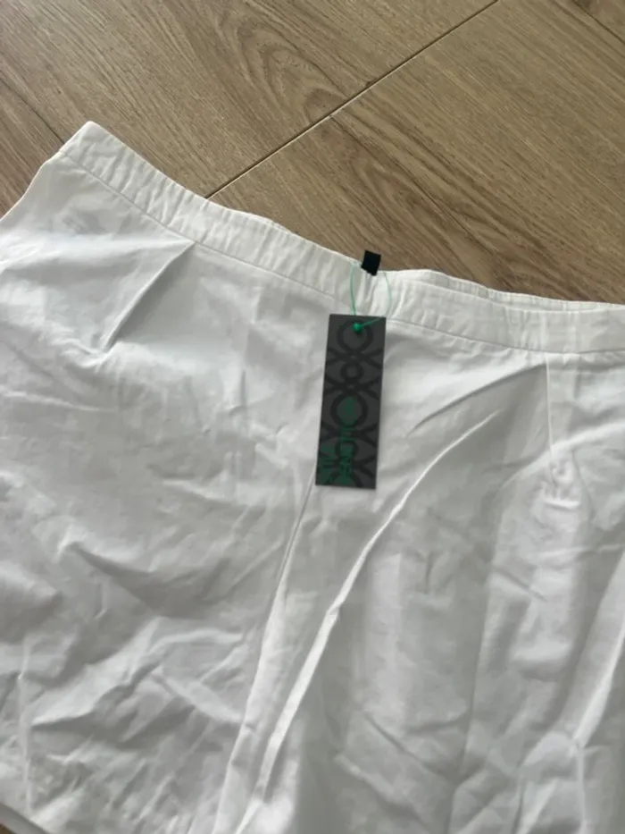 Short United Colors Of Benetton taille 40 blanc neuf avec étiquette - photo numéro 2
