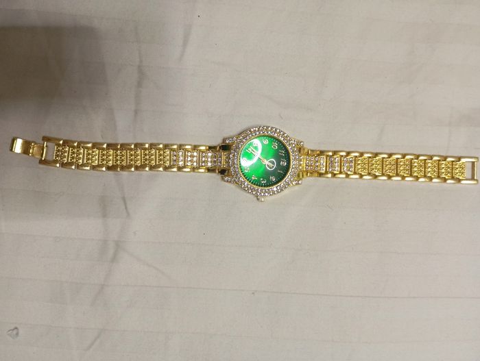 Montre femme neuve en acier