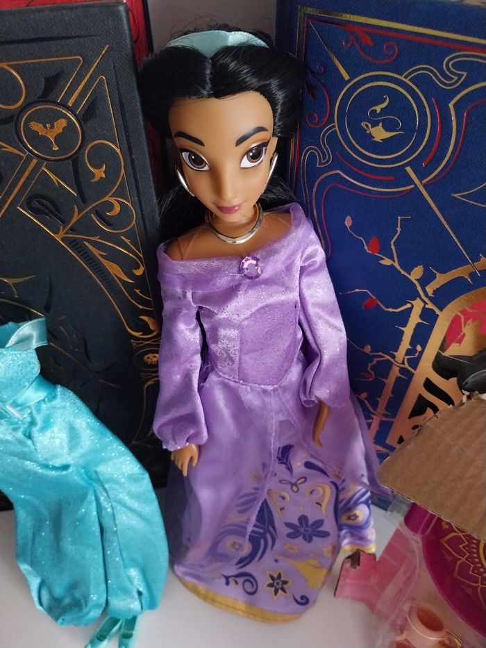 Poupée Jasmine en robes violette et verte + service à thé- Coffret de poupées Aladdin Disney - photo numéro 4
