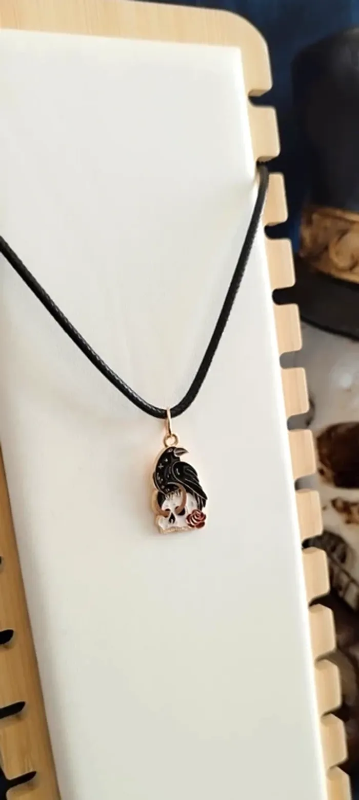 Collier avec pendentif corbeau - photo numéro 2