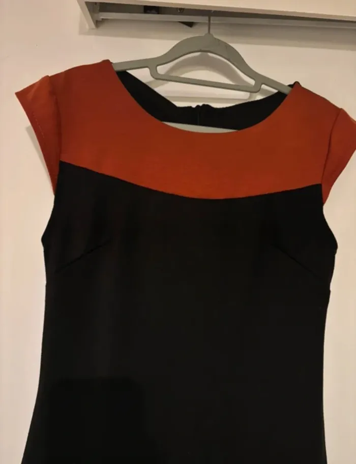 Robe noire et rouge élégante – taille L - photo numéro 2