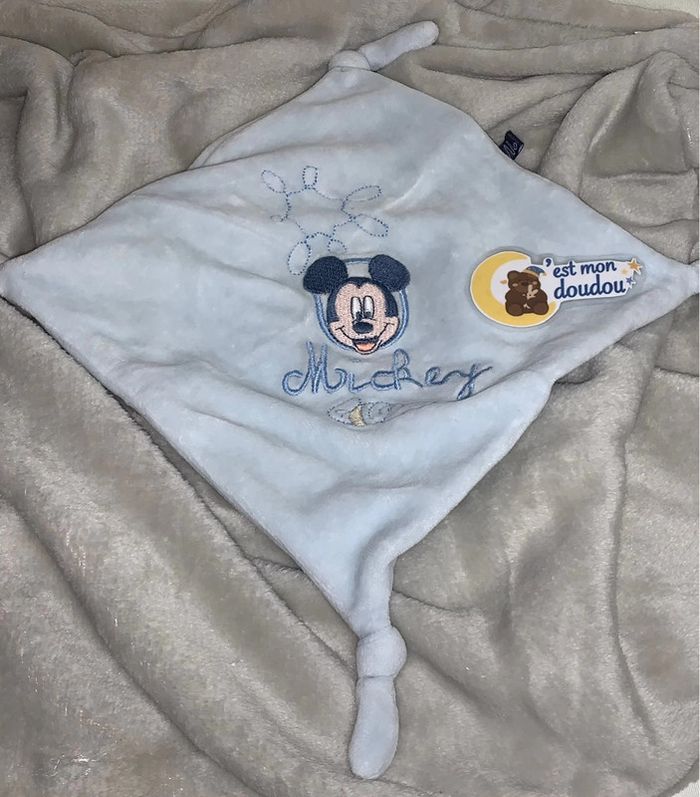 DY62 doudou Mickey disney