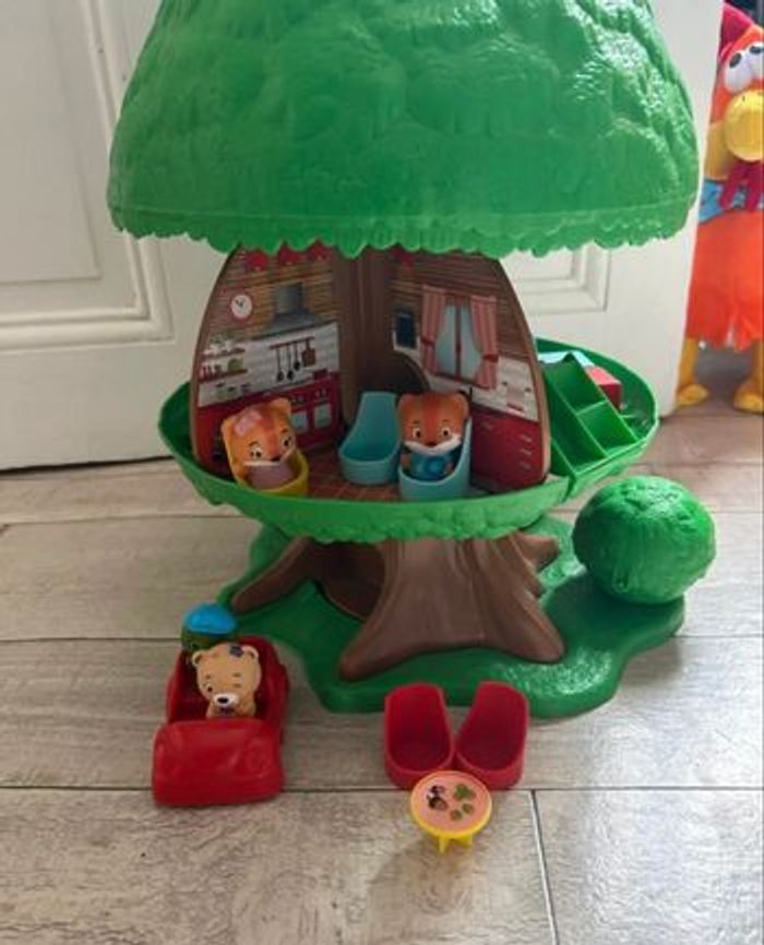 Arbre magique avec 4 personnages - photo numéro 2