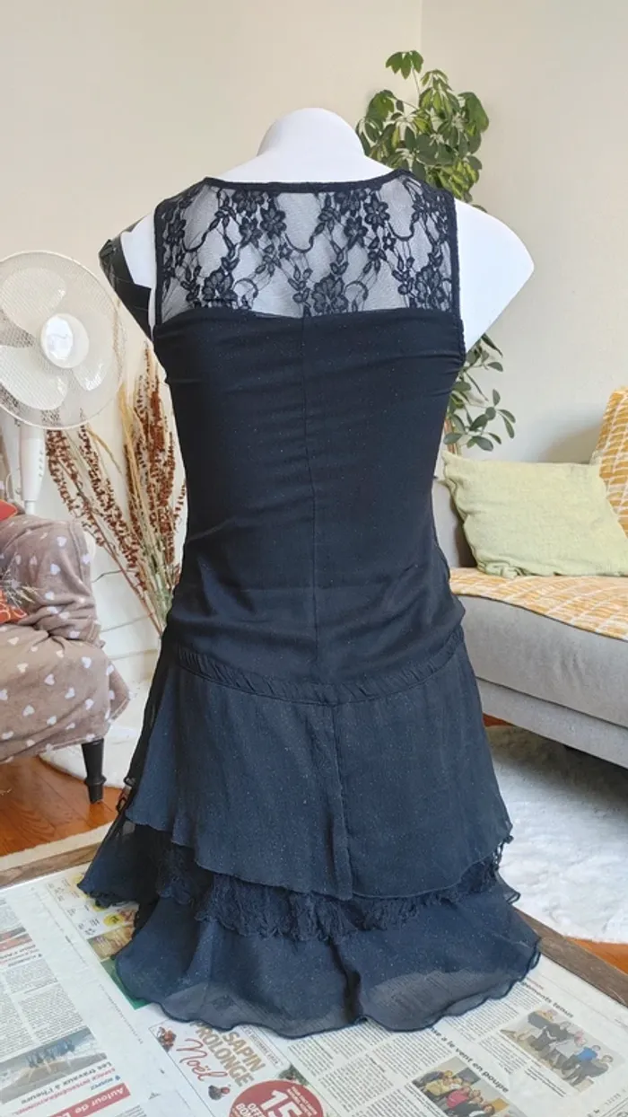 Robe sans manche dentelle volant longueur mi-cuisse
