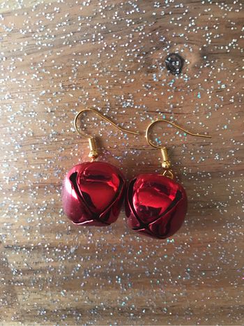 Boucles d’oreilles grelots rouge métallisé