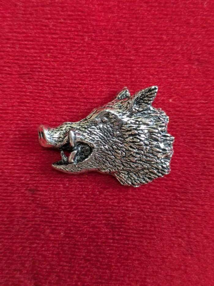 Pin's tête de Sanglier Chasse étain signé Brown