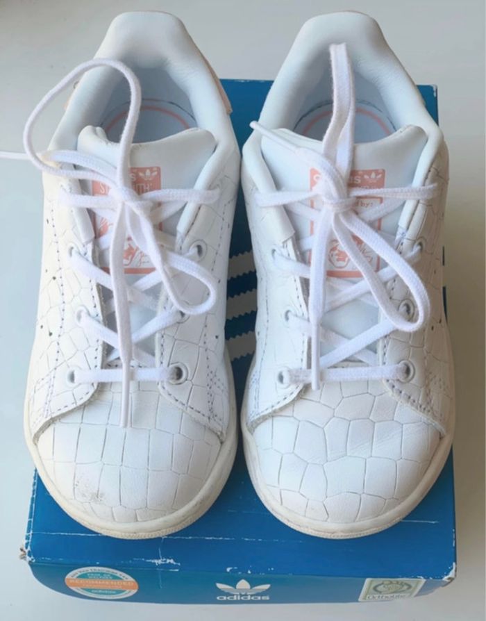 Stan smith adidas rose et reptile P 24 attention une éraflure au bout de la chaussure droite voir photo prix fixe