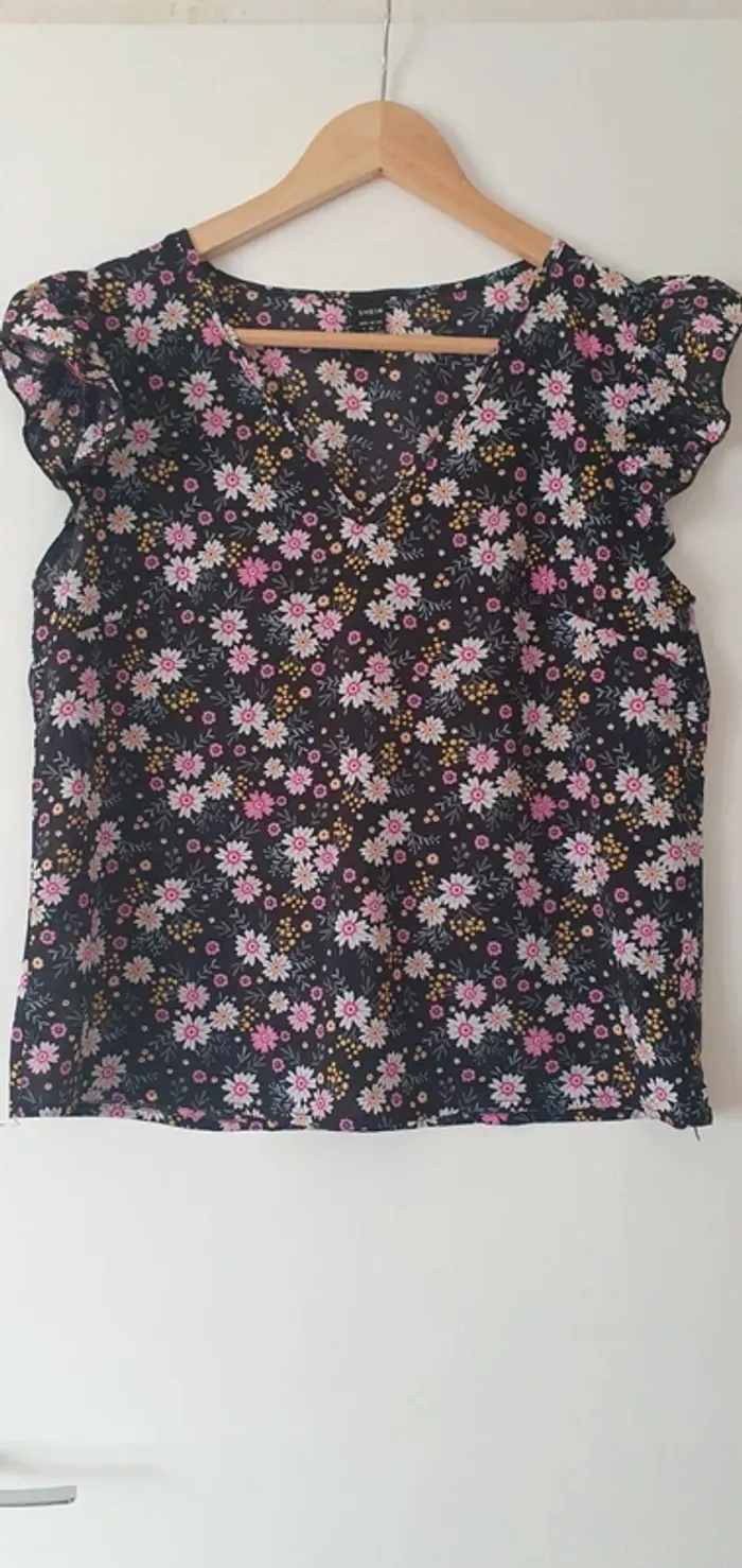 Blouse fleuri col v manche volant