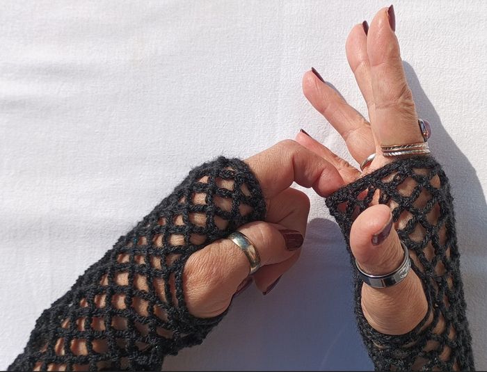 Mitaines résille "DARKNESS" fait main au crochet - photo numéro 5