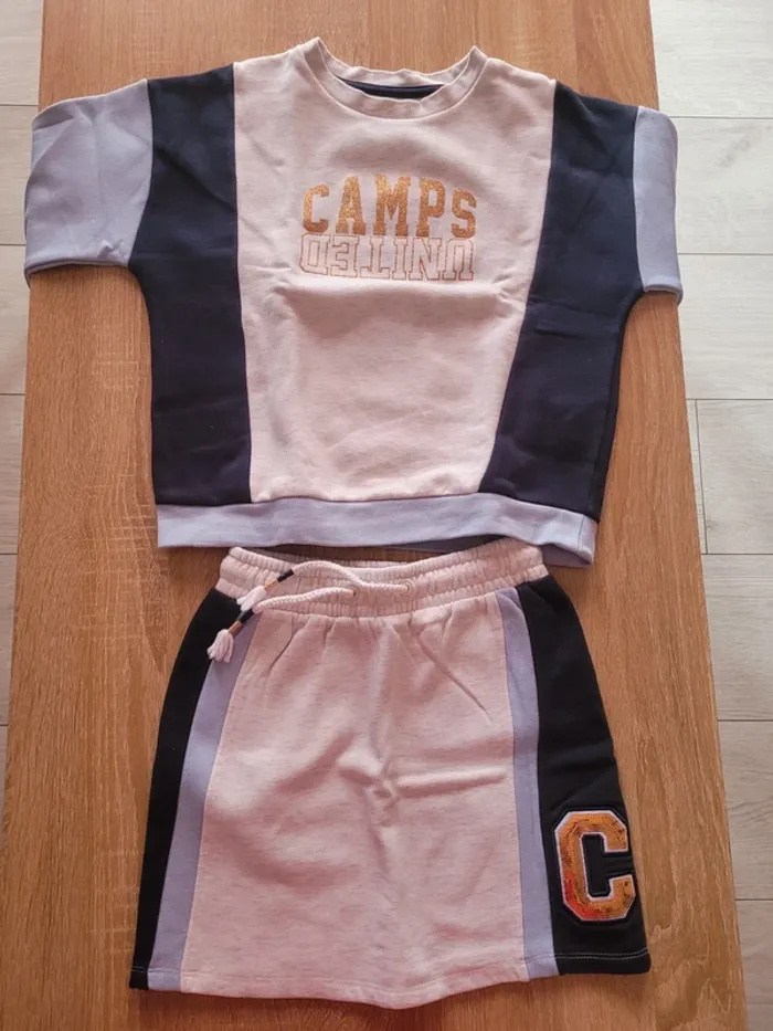 Ensemble jupe/pull 8 ans neuf sans etiquette