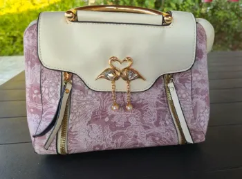 Sac à main rose avec motif bijoux en excellent état