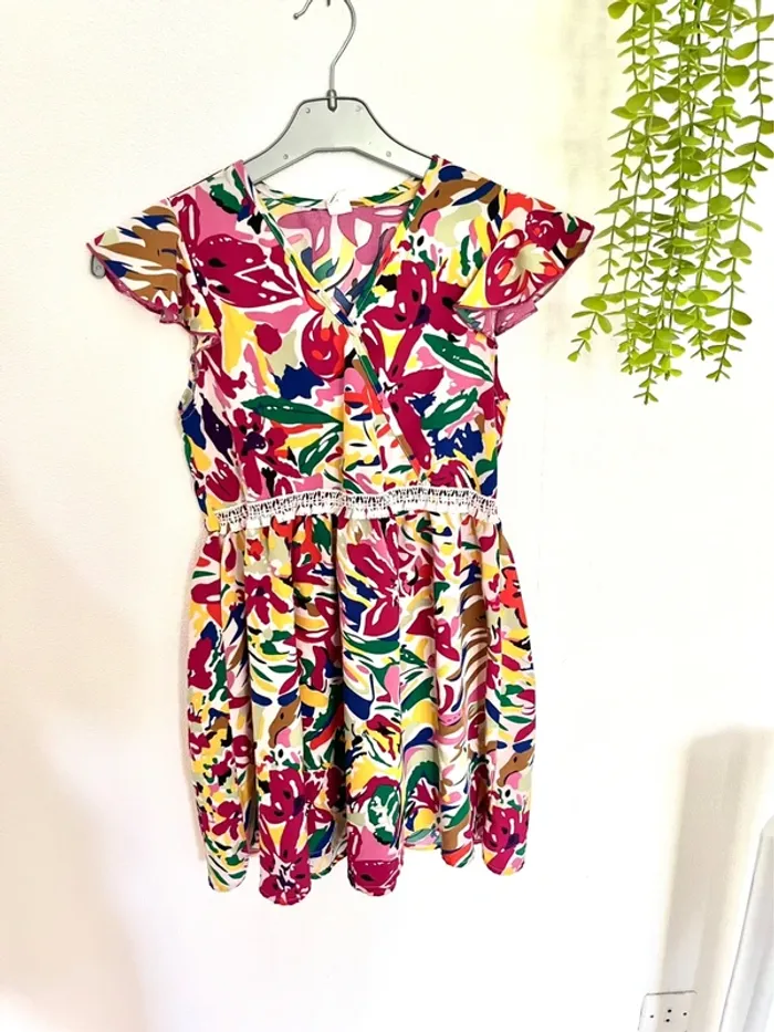 Très belle robe à courte manche pour petite fille