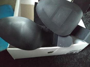 Bottes femme noir fermeture neuf trop petite ne correspond à la pointure plutôt 39 40 avec chaussettes  n'ont jamais été pmise