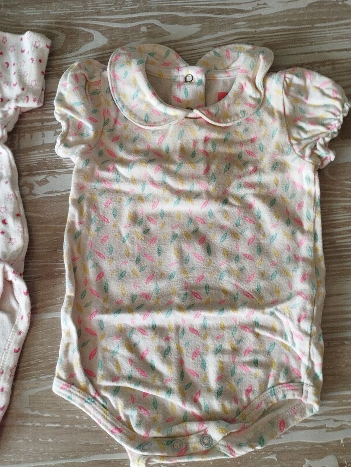2 bodies manches courtes 6 mois - photo numéro 3